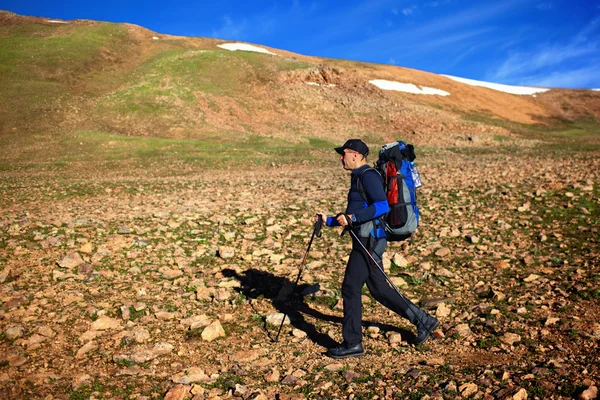 Backpacker в горах — стокове фото