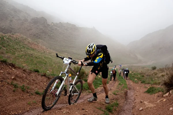 Gara di bici dure in montagna — Foto Stock