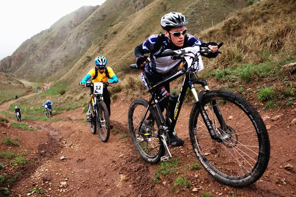 Competição de bicicleta dura em montanhas — Fotografia de Stock