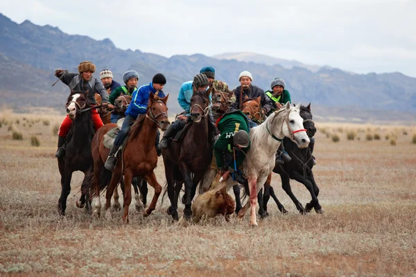 Tradicional nacional nômade equitação — Fotografia de Stock