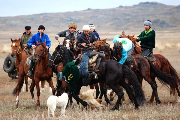 Tradicional nacional nômade equitação — Fotografia de Stock