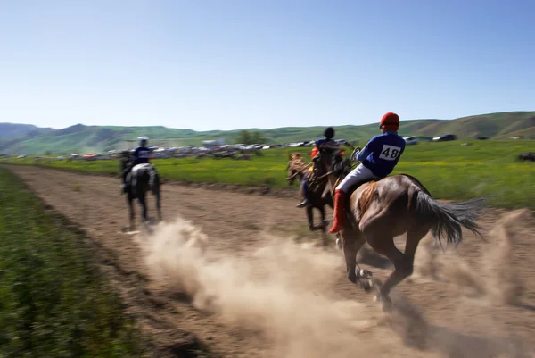 Bayga - corridas de cavalos nômades tradicionais — Fotografia de Stock