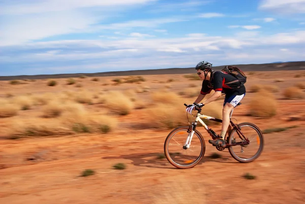Avventura maratona in mountain bike nel deserto — Foto Stock