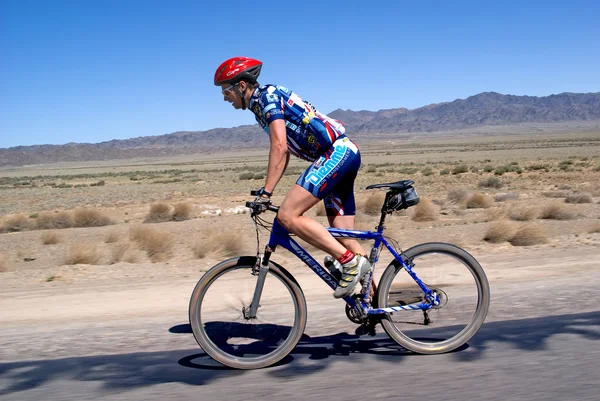 Avontuur mountain bike marathon in woestijn — Stockfoto