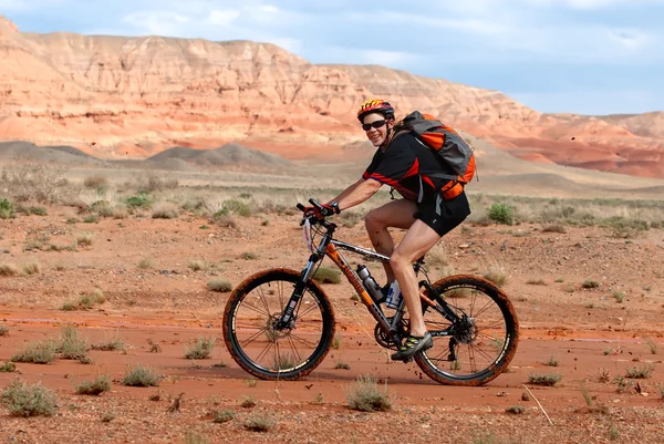 Пригода гірський велосипед марафону в пустелі — стокове фото