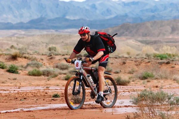 Aventura maratón bicicleta de montaña en el desierto — Foto de Stock