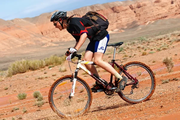 在沙漠中探险山地自行车马拉松 — 图库照片