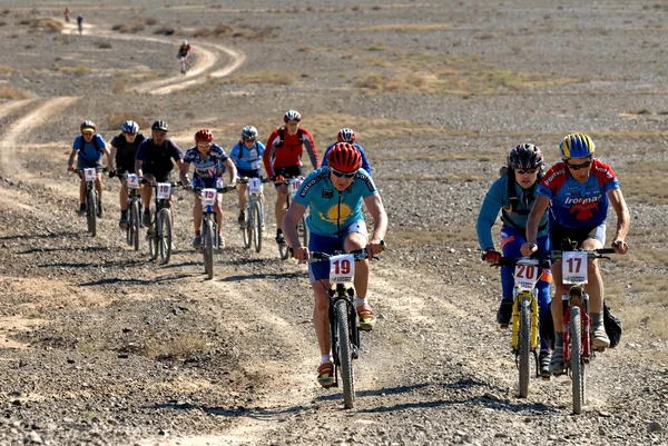 在沙漠中探险山地自行车马拉松 — 图库照片