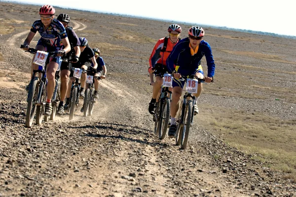 Марафон горных велосипедов в пустыне — стоковое фото