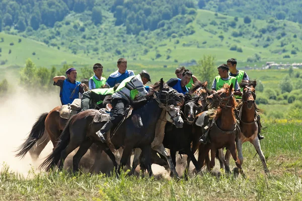 Kokpar - traditionelle Wettbewerbe für Nomadenpferde — Stockfoto
