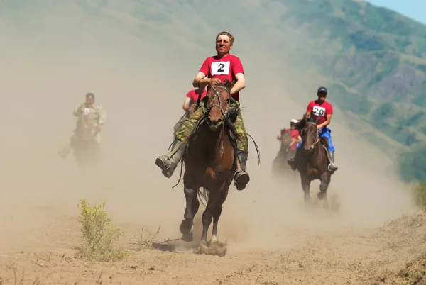 Bayga - carreras tradicionales de caballos nómadas — Foto de Stock