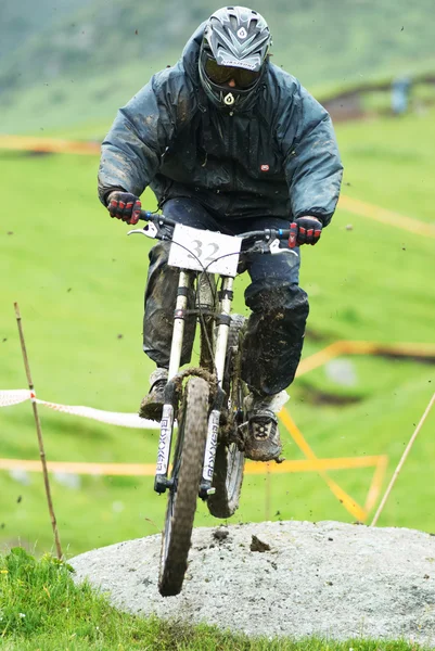 Ekstremalne góra roweru zjazdowego konkurs — Zdjęcie stockowe