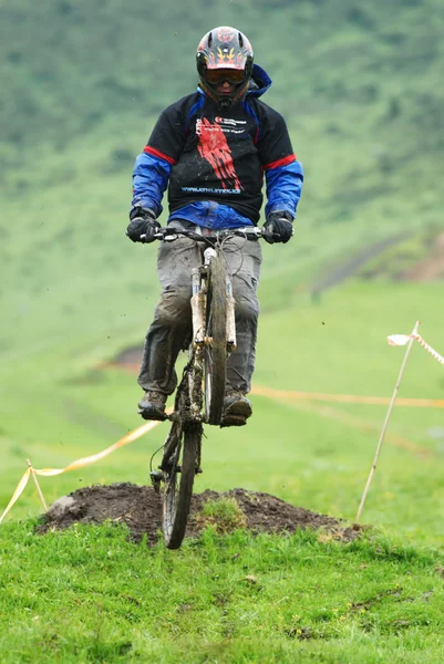 Extrema competição de mountain bike downhill — Fotografia de Stock
