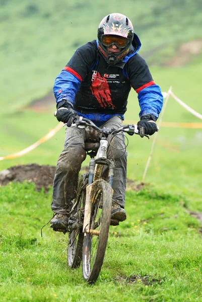 Extrema competição de mountain bike downhill — Fotografia de Stock