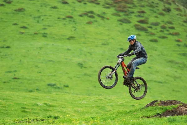 Extreme mountain bike downhill contest — Stock Photo, Image