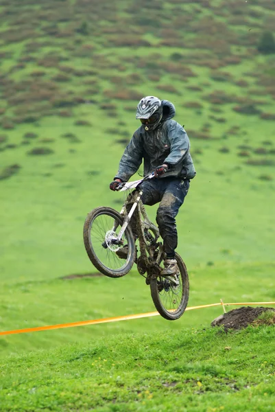 Extreme berg fiets downhill wedstrijd — Stockfoto