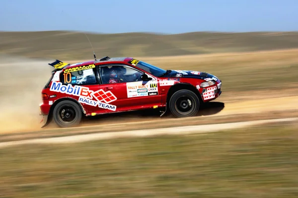 Auto rally v poušti na jaře — Stock fotografie