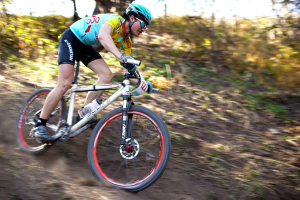 การแข่งขันจักรยานเสือภูเขาในป่าฤดูใบไม้ร่วง — ภาพถ่ายสต็อก