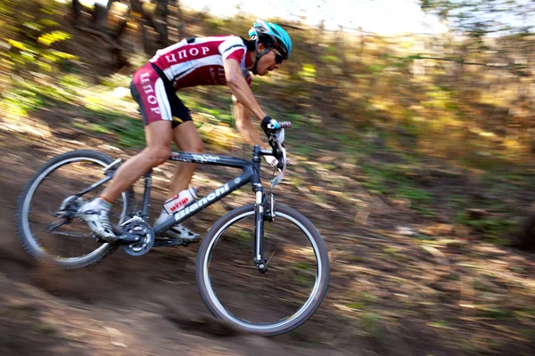 Mountain bike konkurrens i höst skog — Stockfoto
