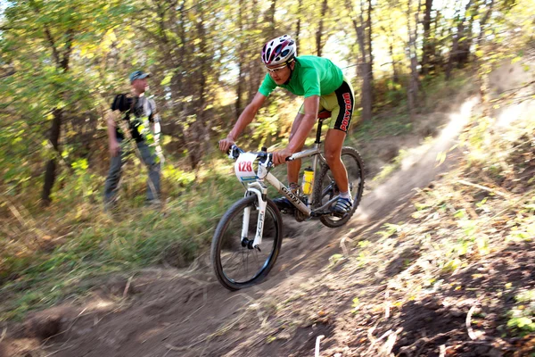 Гірський велосипед конкуренції в осінньому лісі — стокове фото