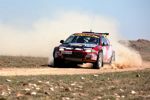 Auto rally di padang pasir musim semi — Stok Foto