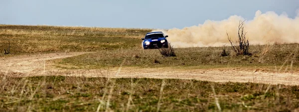 Auto rally in voorjaar woestijn — Stockfoto