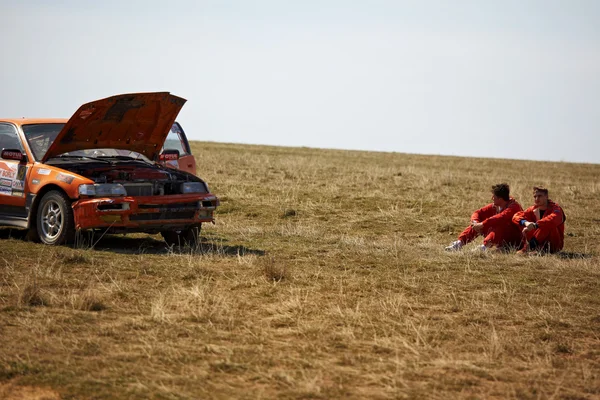 Rallye automobile dans le désert printanier — Photo
