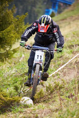 Mountainbiker yokuş aşağı rce üzerinde