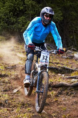 Mountainbiker yokuş aşağı rce üzerinde