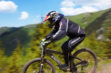 Mountainbiker yokuş aşağı rce üzerinde