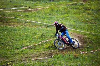 Mountainbiker yokuş aşağı rce üzerinde