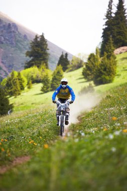Mountainbiker yokuş aşağı rce üzerinde