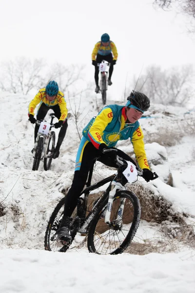 Invierno bicicleta de montaña competencia — Foto de Stock