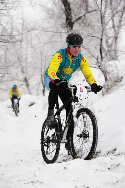 Inverno competição de bicicleta de montanha — Fotografia de Stock
