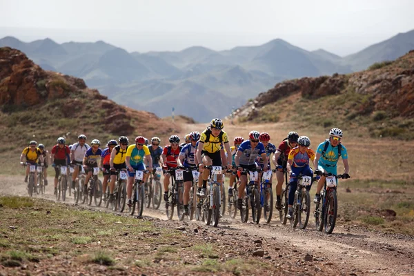 山地自行车马拉松在沙漠 — 图库照片