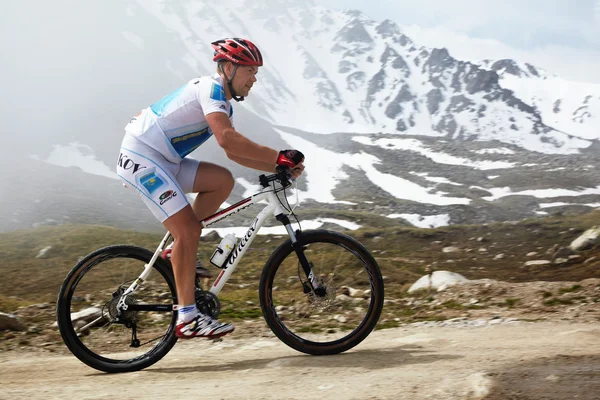 산악 자전거와 runnig competiton — 스톡 사진