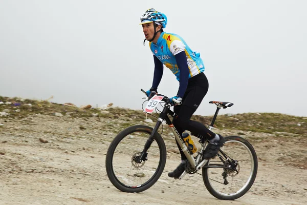 Гірський велосипед і runnig змагань — стокове фото