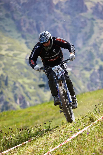 Montanha motociclista em downhill rce — Fotografia de Stock