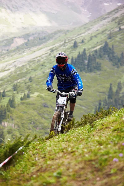 Mountainbiker op afdaling rce — Stockfoto