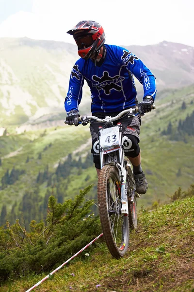 Mountainbiker op afdaling rce — Stockfoto