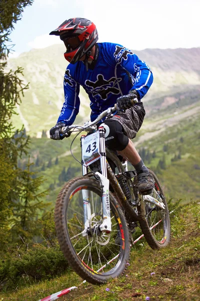 Ciclista de montaña en descenso rce —  Fotos de Stock