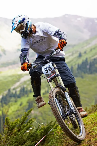 Montanha motociclista em downhill rce — Fotografia de Stock