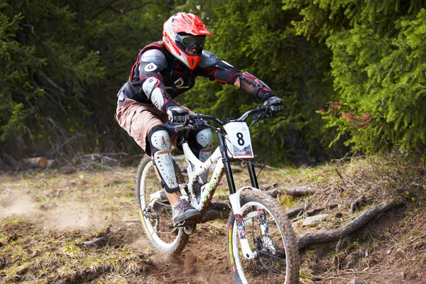 Mountainbiker auf Talfahrt — Stockfoto