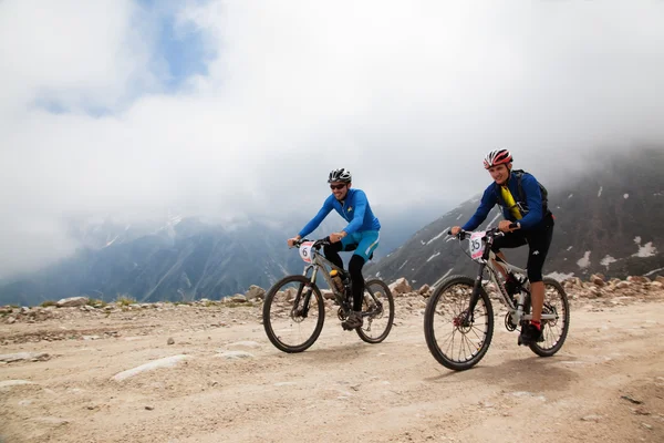 Mountain bike e runnig competiton — Fotografia de Stock