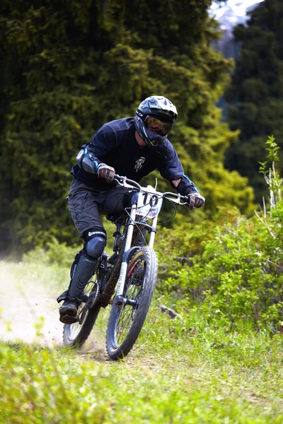 Montanha motociclista em downhill rce — Fotografia de Stock