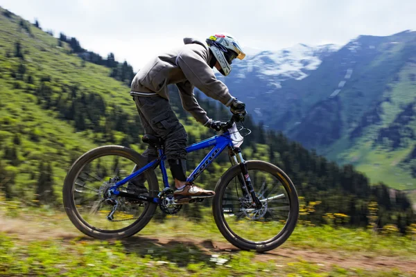 Mountainbike-åkaren på downhill RKS — Stockfoto