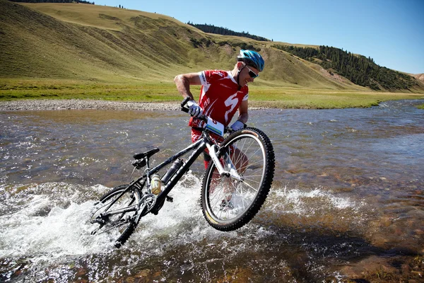 Гірський велосипед пригоди конкуренції — стокове фото