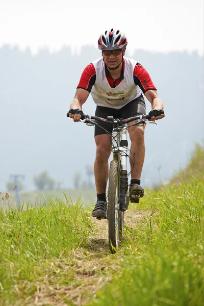 Dağ bisikleti arazi yarışı — Stok fotoğraf