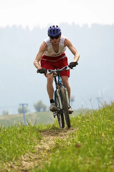 Dağ bisikleti arazi yarışı — Stok fotoğraf