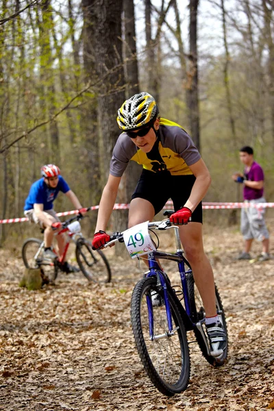 Mountain bike cross-country stafettlopp — Stockfoto